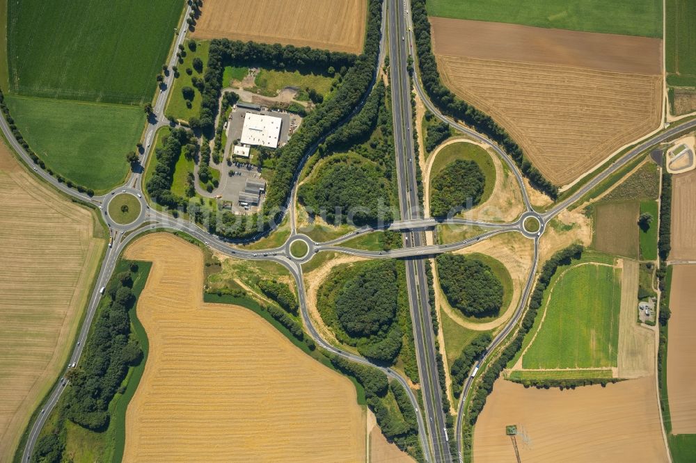 Jülich von oben - Autobahn- Abfahrt der BAB A44 zur Landstraße L14 in Jülich im Bundesland Nordrhein-Westfalen, Deutschland