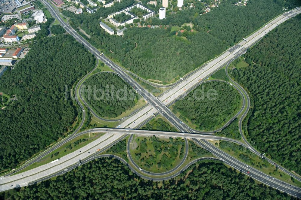 Potsdam aus der Vogelperspektive: Autobahn- Abfahrt der BAB A115 zur L40 im Ortsteil Drewitz in Potsdam im Bundesland Brandenburg, Deutschland