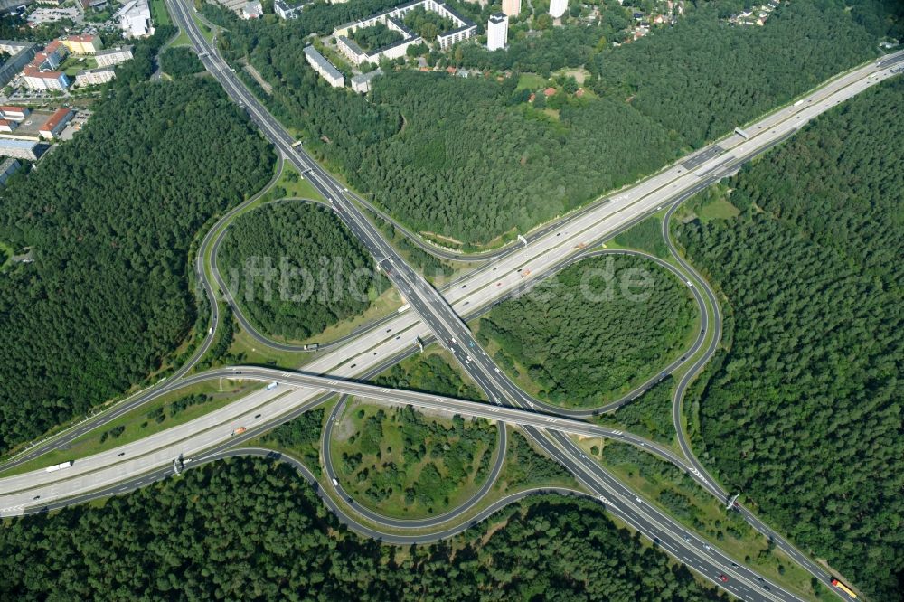 Luftbild Potsdam - Autobahn- Abfahrt der BAB A115 zur L40 im Ortsteil Drewitz in Potsdam im Bundesland Brandenburg, Deutschland