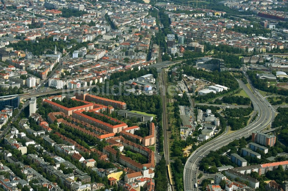 Berlin aus der Vogelperspektive: Autobahn- Abfahrt der BAB A103 zur A100 im Ortsteil Schöneberg in Berlin, Deutschland