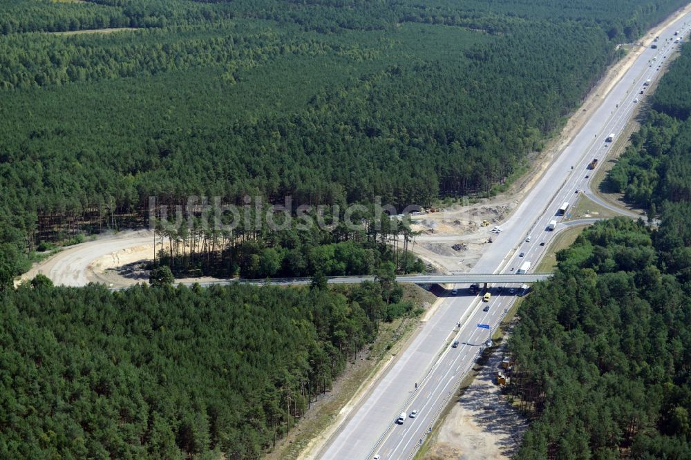 Friedrichshof von oben - Autobahn- Abfahrt Friedersdorf der BAB A12 E30 in Friedrichshof im Bundesland Brandenburg