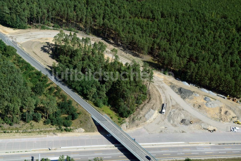 Friedrichshof aus der Vogelperspektive: Autobahn- Abfahrt Friedersdorf der BAB A12 E30 in Friedrichshof im Bundesland Brandenburg