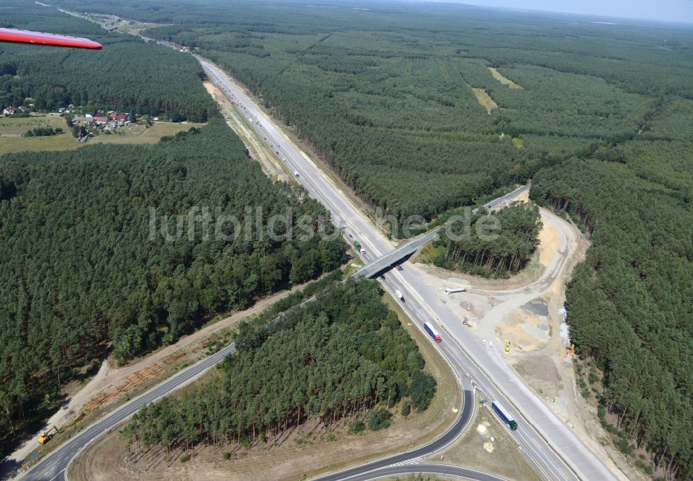 Luftaufnahme Friedrichshof - Autobahn- Abfahrt Friedersdorf der BAB A12 E30 in Friedrichshof im Bundesland Brandenburg