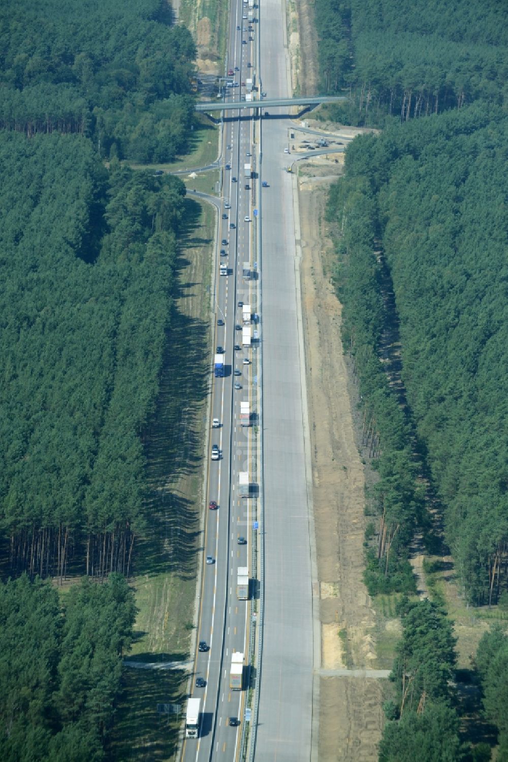 Friedrichshof von oben - Autobahn- Abfahrt Friedersdorf der BAB A12 E30 in Friedrichshof im Bundesland Brandenburg