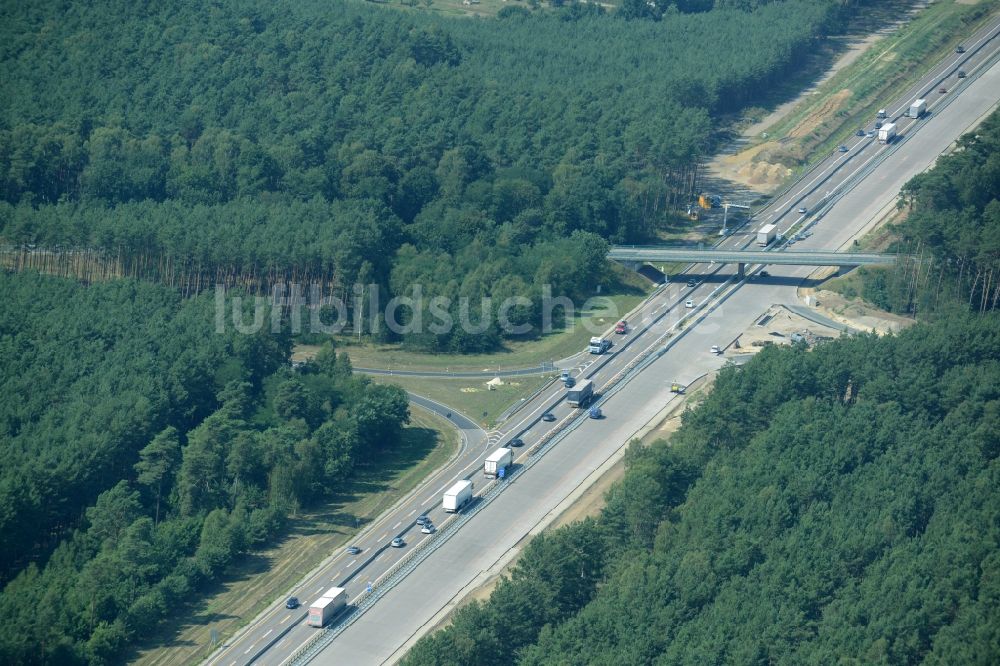 Luftaufnahme Friedrichshof - Autobahn- Abfahrt Friedersdorf der BAB A12 E30 in Friedrichshof im Bundesland Brandenburg