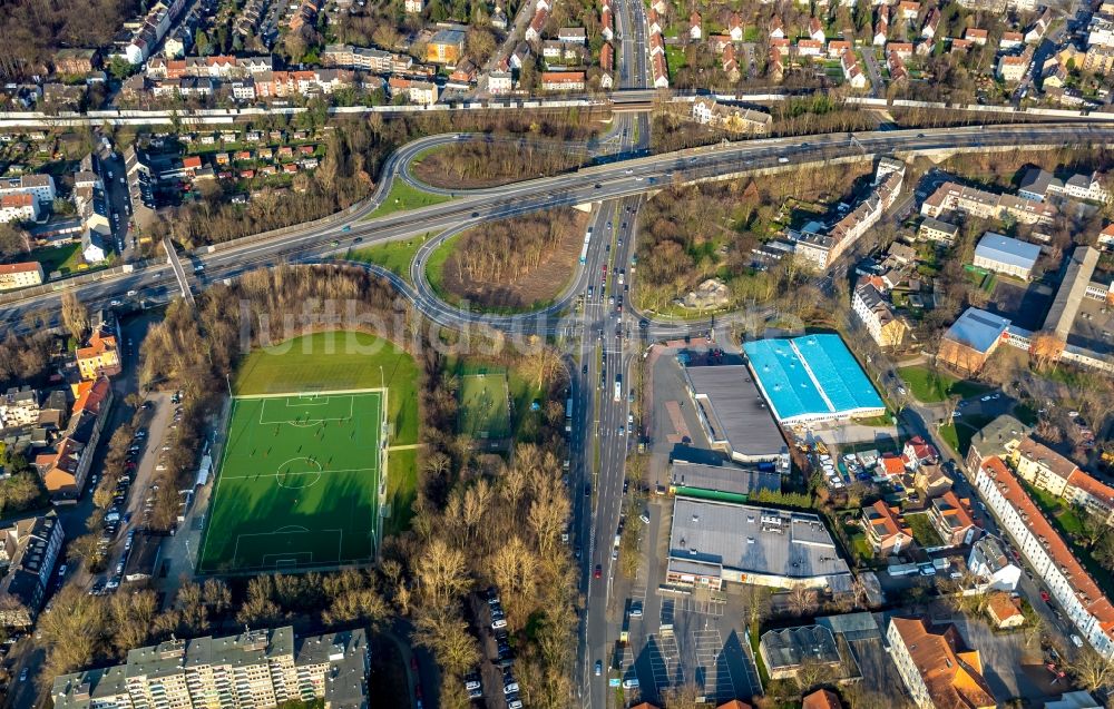 Luftaufnahme Herne - Autobahn- Abfahrt Herne-Wanne an der BAB A42 und die Sportanlage Emscherstraße in Herne im Bundesland Nordrhein-Westfalen, Deutschland