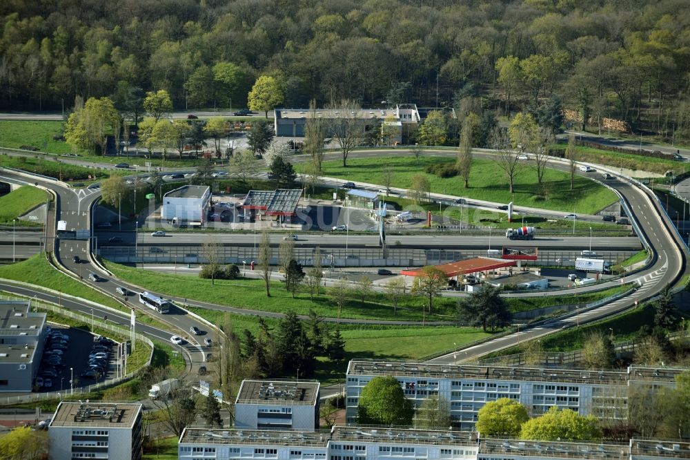 Luftbild Vélizy-Villacoublay - Autobahn- Abfahrt und Rastplätze mit Tankstellen entlang der A86 im Süden von Vélizy-Villacoublay in Ile-de-France, Frankreich