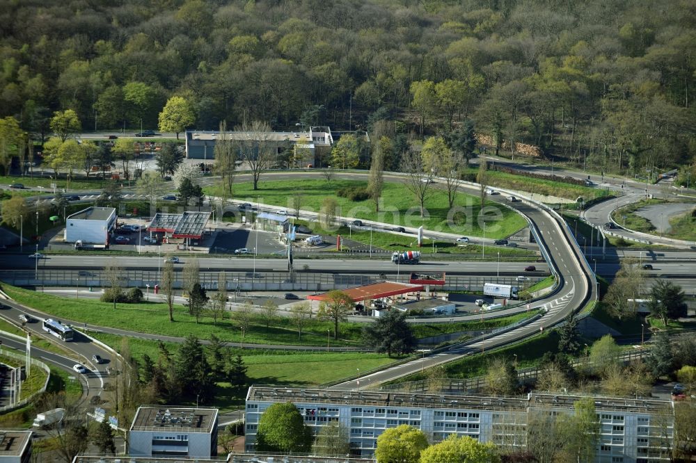 Luftaufnahme Vélizy-Villacoublay - Autobahn- Abfahrt und Rastplätze mit Tankstellen entlang der A86 im Süden von Vélizy-Villacoublay in Ile-de-France, Frankreich