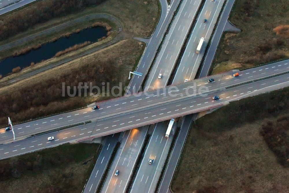 Brehna von oben - Autobahn- Anschlussstelle der BAB A9 - B100 in Brehna im Bundesland Sachsen-Anhalt, Deutschland