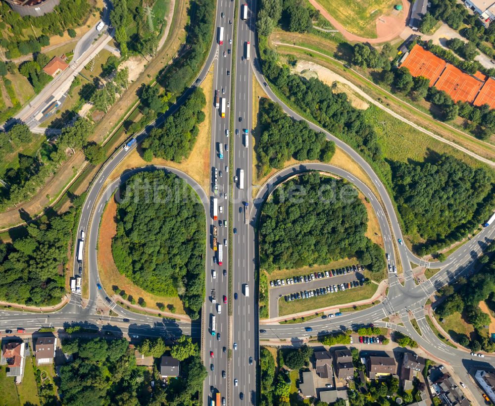 Oberhausen aus der Vogelperspektive: Autobahn- Anschlussstelle der BAB A3 - Königstraße - Oberhausen-Holten in Oberhausen im Bundesland Nordrhein-Westfalen, Deutschland