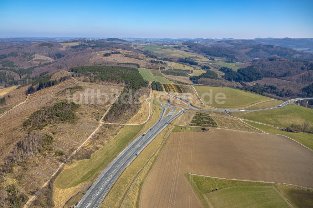 Luftbild Nuttlar - Autobahn- Anschlussstelle der BAB A 46 mit Kreisverkehr an der Bundesstraße B7 in Nuttlar im Bundesland Nordrhein-Westfalen, Deutschland