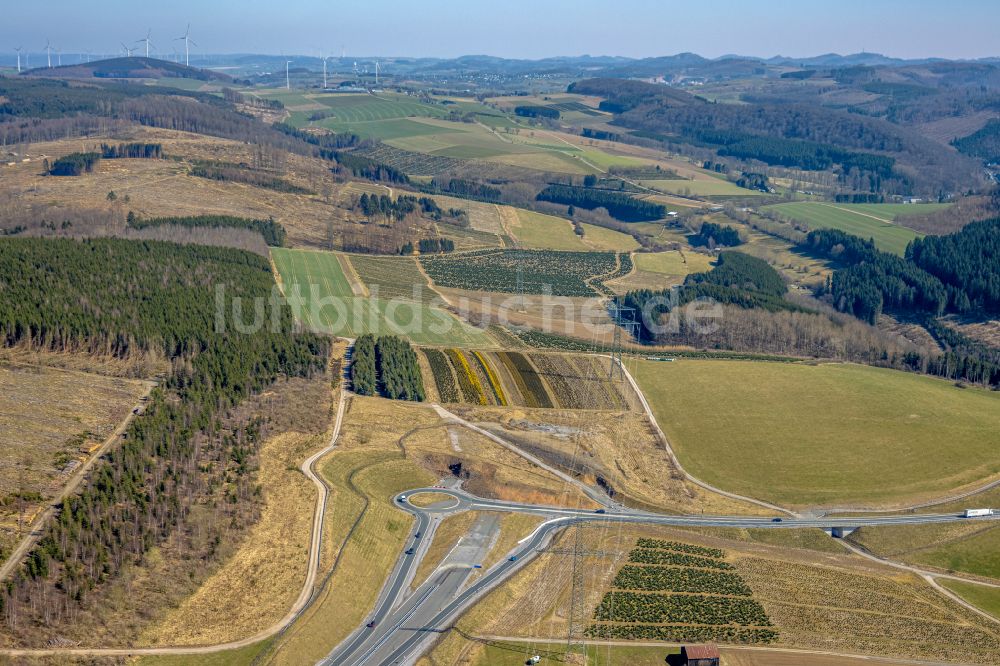 Luftaufnahme Nuttlar - Autobahn- Anschlussstelle der BAB A 46 mit Kreisverkehr an der Bundesstraße B7 in Nuttlar im Bundesland Nordrhein-Westfalen, Deutschland