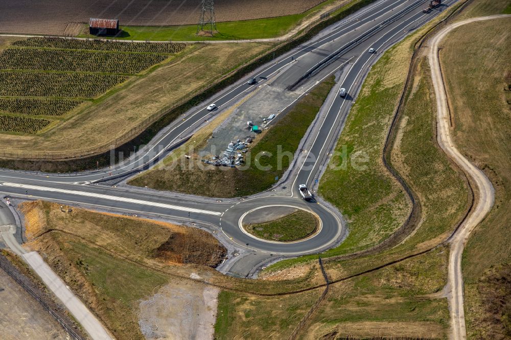 Nuttlar aus der Vogelperspektive: Autobahn- Anschlussstelle der BAB A 46 mit Kreisverkehr an der Bundesstraße B7 in Nuttlar im Bundesland Nordrhein-Westfalen, Deutschland