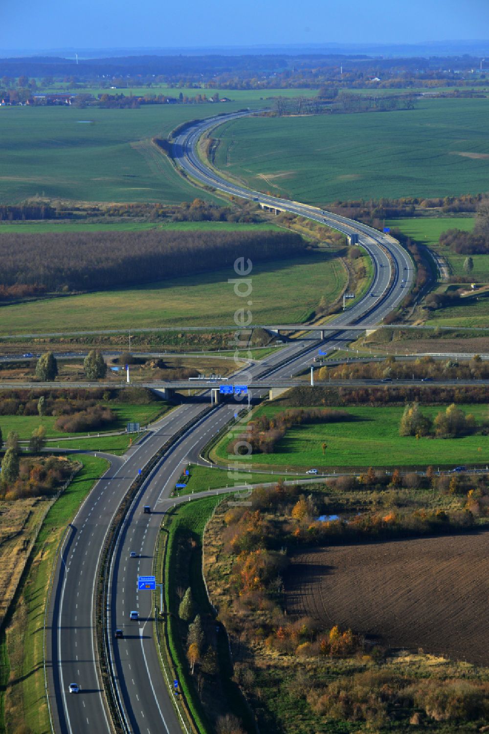 Glienke von oben - Autobahn- Anschlussstelle der BAB A20 Neubrandenburg-Ost in Glienke im Bundesland Mecklenburg-Vorpommern, Deutschland