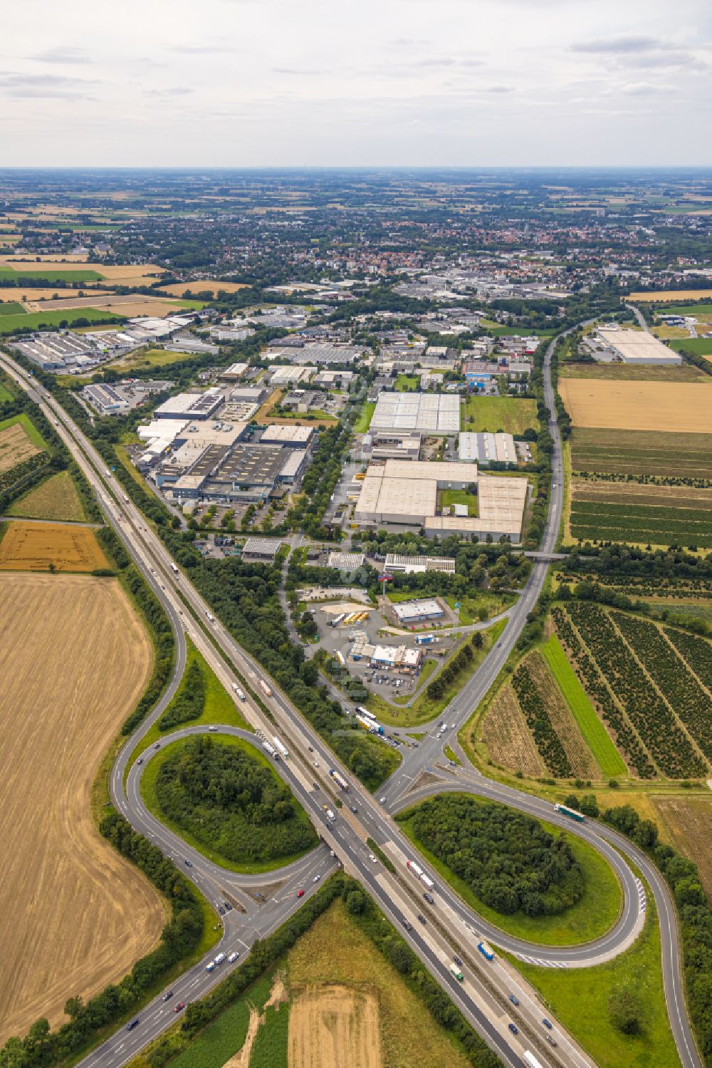 Luftaufnahme Bad Sassendorf - Autobahn- Anschlussstelle der BAB A4 Soest-Ost in Bad Sassendorf im Bundesland Nordrhein-Westfalen, Deutschland