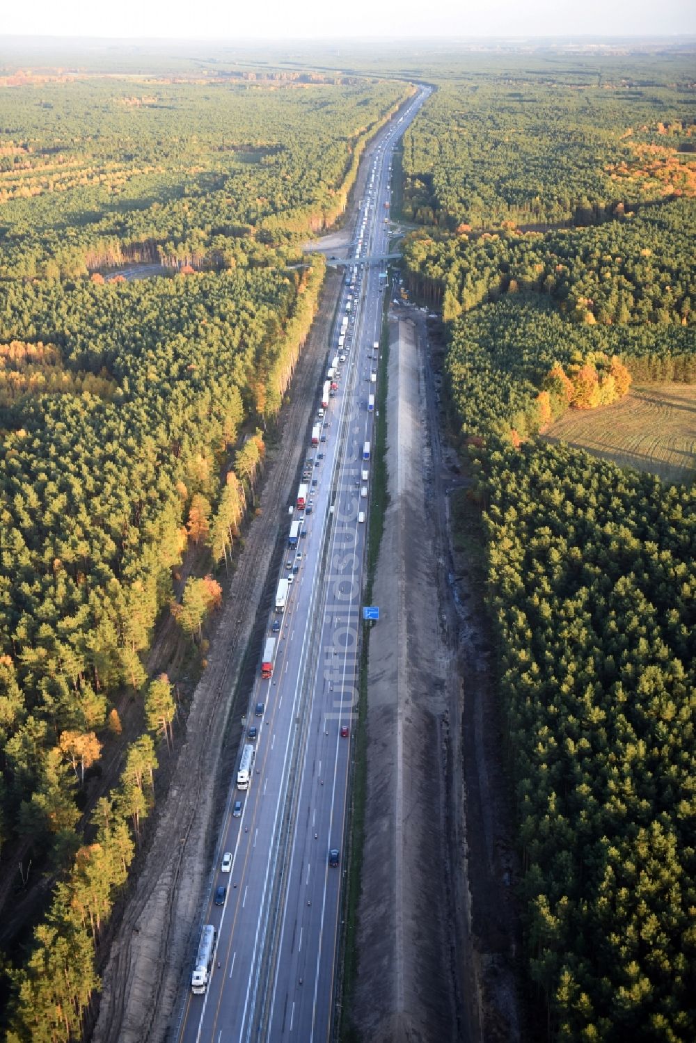 Dannenreich von oben - Autobahn- Ausbau und Spur- Verbreiterung im Streckenverlauf der BAB A12 E30 an der Abfahrt Fredersdorf in Dannenreich im Bundesland Brandenburg