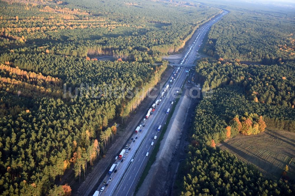 Dannenreich aus der Vogelperspektive: Autobahn- Ausbau und Spur- Verbreiterung im Streckenverlauf der BAB A12 E30 an der Abfahrt Fredersdorf in Dannenreich im Bundesland Brandenburg