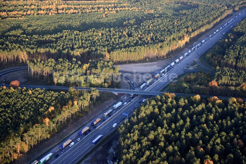 Luftaufnahme Dannenreich - Autobahn- Ausbau und Spur- Verbreiterung im Streckenverlauf der BAB A12 E30 an der Abfahrt Fredersdorf in Dannenreich im Bundesland Brandenburg