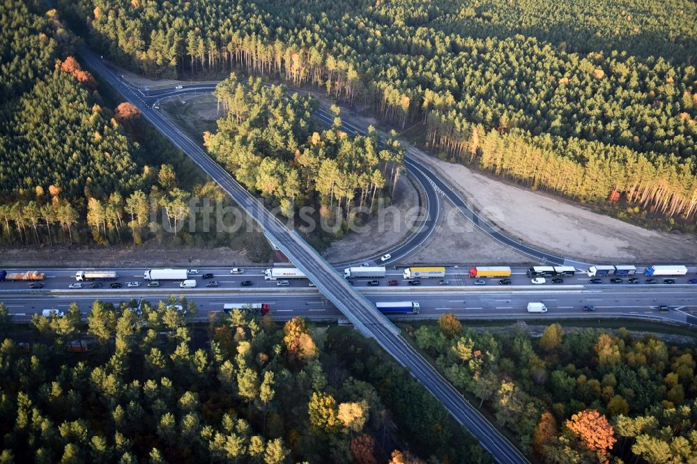 Dannenreich von oben - Autobahn- Ausbau und Spur- Verbreiterung im Streckenverlauf der BAB A12 E30 an der Abfahrt Fredersdorf in Dannenreich im Bundesland Brandenburg