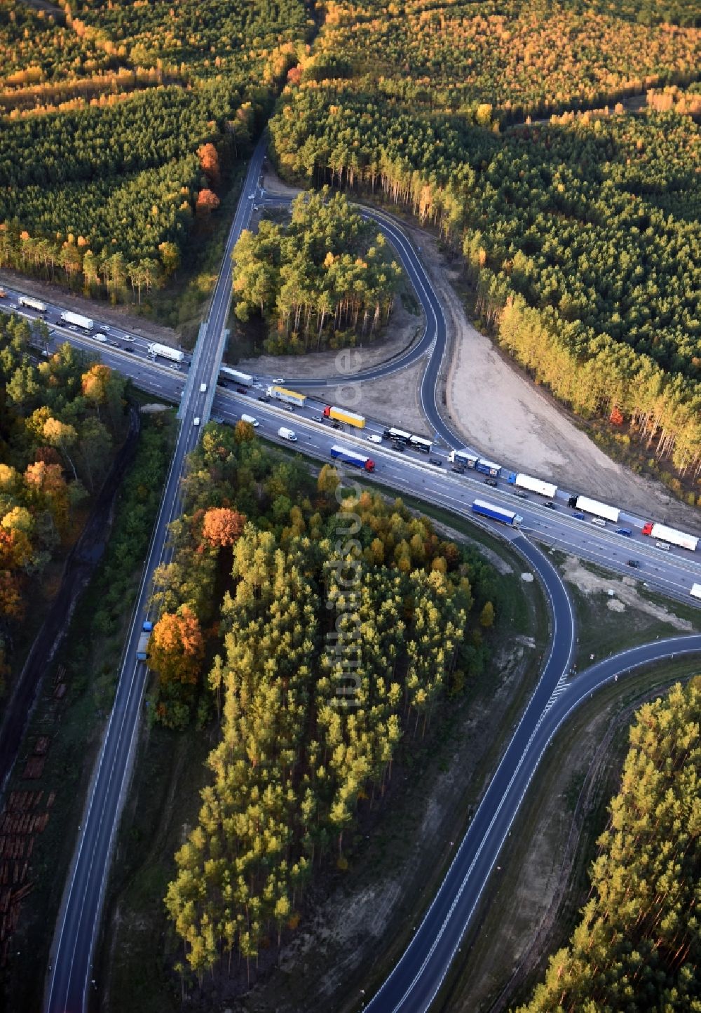 Dannenreich aus der Vogelperspektive: Autobahn- Ausbau und Spur- Verbreiterung im Streckenverlauf der BAB A12 E30 an der Abfahrt Fredersdorf in Dannenreich im Bundesland Brandenburg