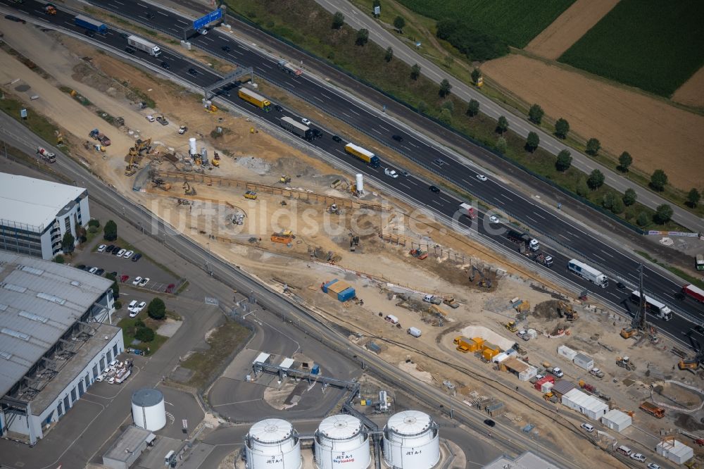 Stuttgart von oben - Autobahn- Ausbau und Spur- Verbreiterung im Streckenverlauf der BAB A8 am Flughafen im Ortsteil Plieningen in Stuttgart im Bundesland Baden-Württemberg, Deutschland