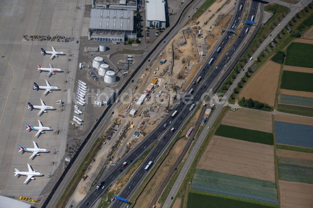 Luftbild Stuttgart - Autobahn- Ausbau und Spur- Verbreiterung im Streckenverlauf der BAB A8 am Flughafen im Ortsteil Plieningen in Stuttgart im Bundesland Baden-Württemberg, Deutschland