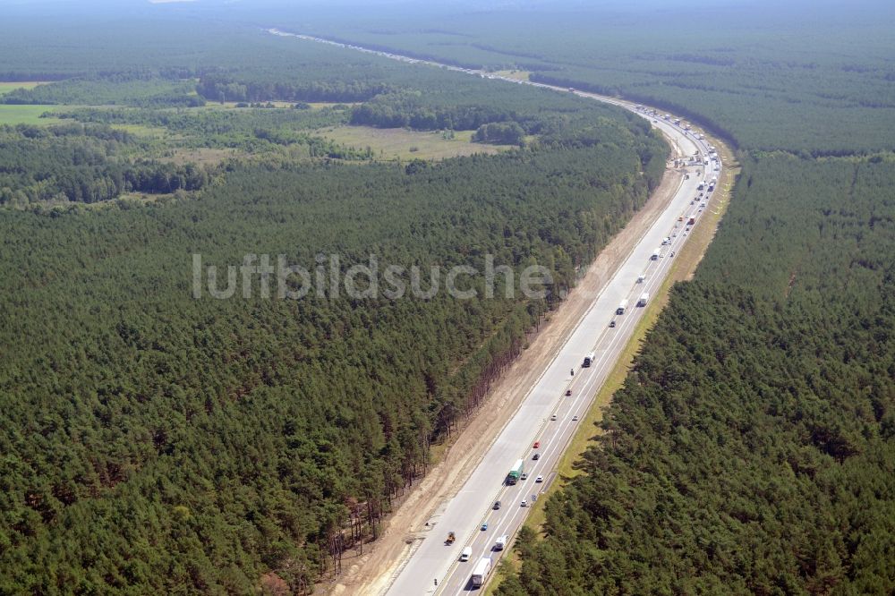 Heidesee aus der Vogelperspektive: Autobahn- Ausbau und Spur- Verbreiterung im Streckenverlauf der BAB A12 E30 in Heidesee im Bundesland Brandenburg