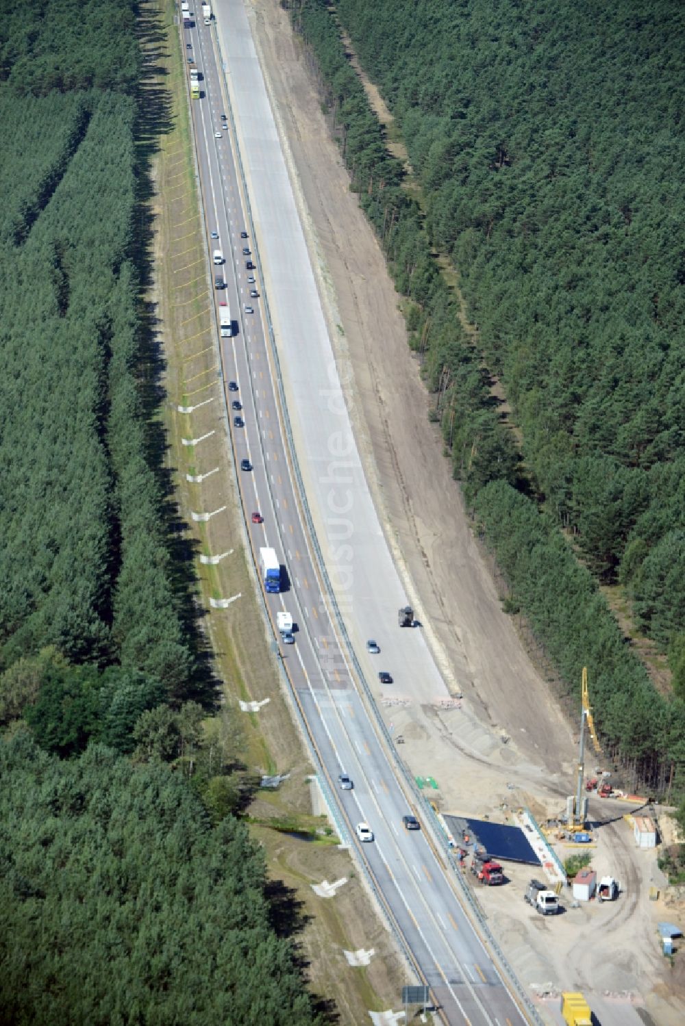 Heidesee von oben - Autobahn- Ausbau und Spur- Verbreiterung im Streckenverlauf der BAB A12 E30 in Heidesee im Bundesland Brandenburg