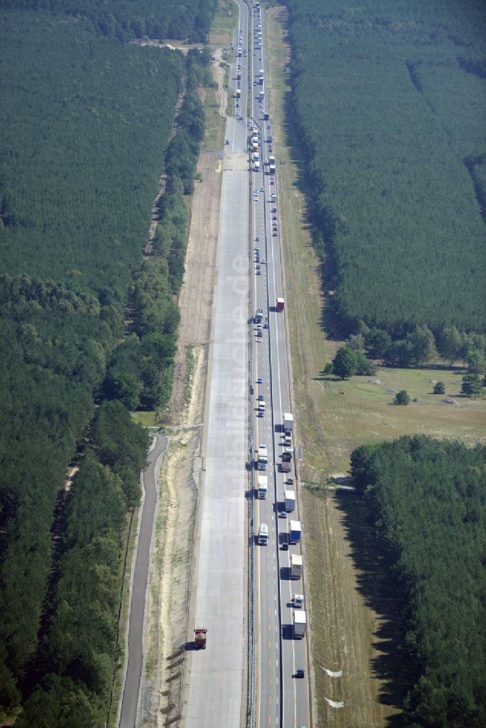 Heidesee aus der Vogelperspektive: Autobahn- Ausbau und Spur- Verbreiterung im Streckenverlauf der BAB A12 E30 in Heidesee im Bundesland Brandenburg