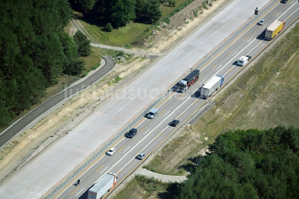 Luftaufnahme Heidesee - Autobahn- Ausbau und Spur- Verbreiterung im Streckenverlauf der BAB A12 E30 in Heidesee im Bundesland Brandenburg