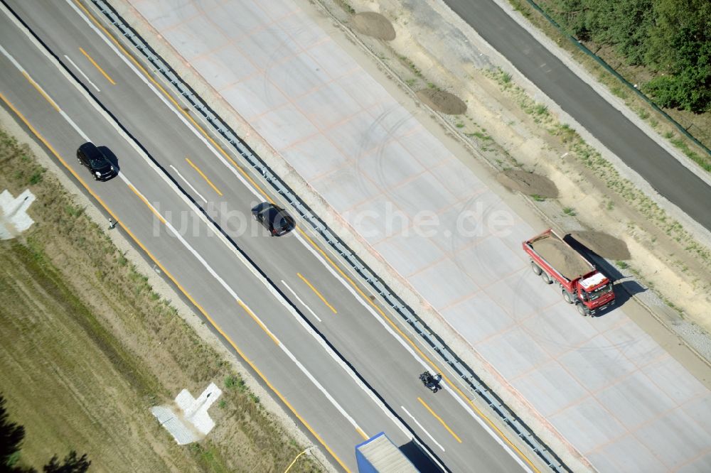 Heidesee von oben - Autobahn- Ausbau und Spur- Verbreiterung im Streckenverlauf der BAB A12 E30 in Heidesee im Bundesland Brandenburg