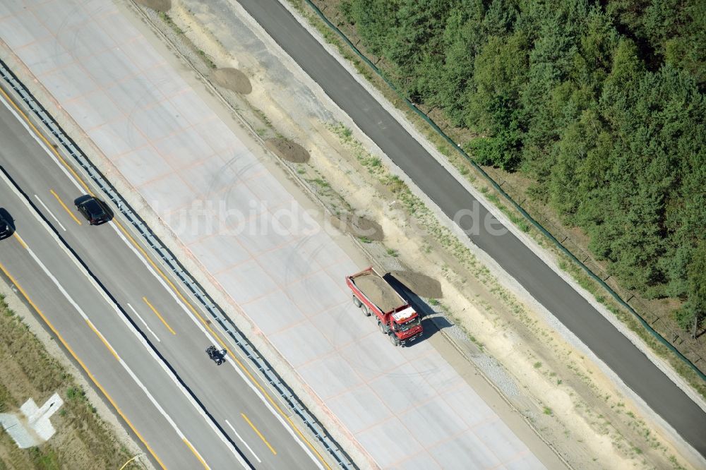 Heidesee aus der Vogelperspektive: Autobahn- Ausbau und Spur- Verbreiterung im Streckenverlauf der BAB A12 E30 in Heidesee im Bundesland Brandenburg