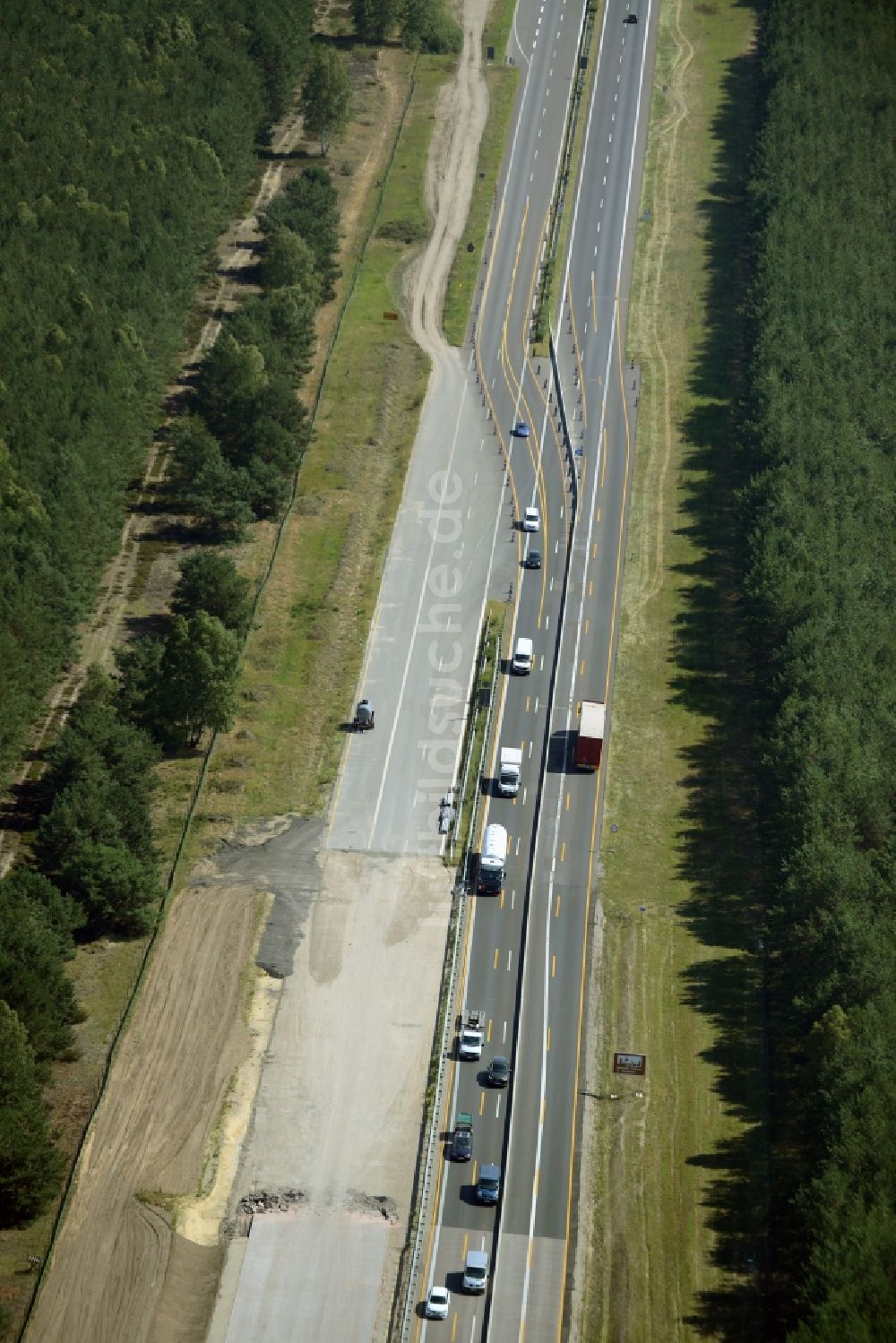 Luftaufnahme Heidesee - Autobahn- Ausbau und Spur- Verbreiterung im Streckenverlauf der BAB A12 E30 in Heidesee im Bundesland Brandenburg