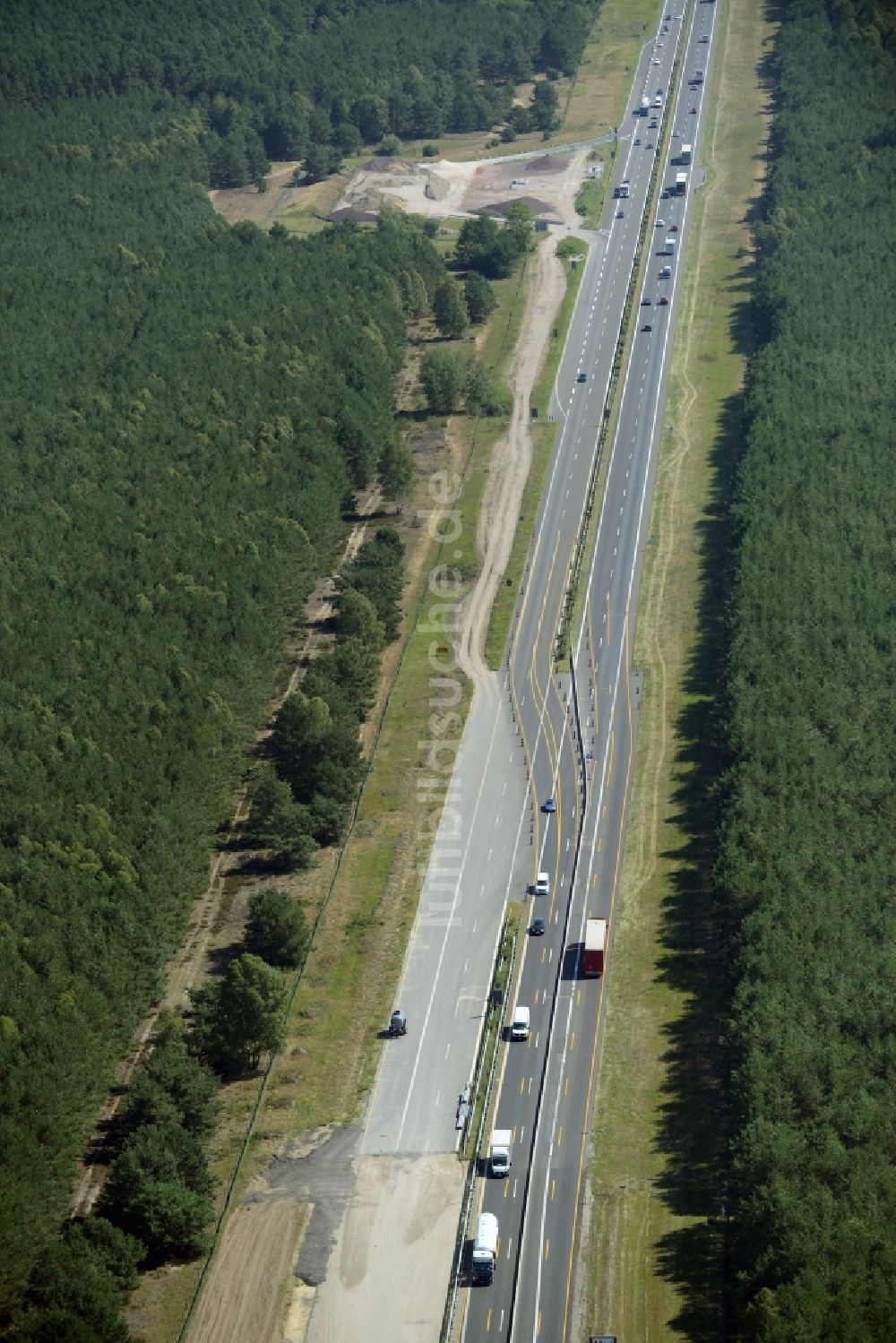 Heidesee von oben - Autobahn- Ausbau und Spur- Verbreiterung im Streckenverlauf der BAB A12 E30 in Heidesee im Bundesland Brandenburg