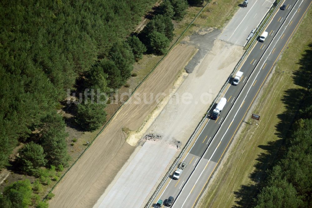 Heidesee aus der Vogelperspektive: Autobahn- Ausbau und Spur- Verbreiterung im Streckenverlauf der BAB A12 E30 in Heidesee im Bundesland Brandenburg