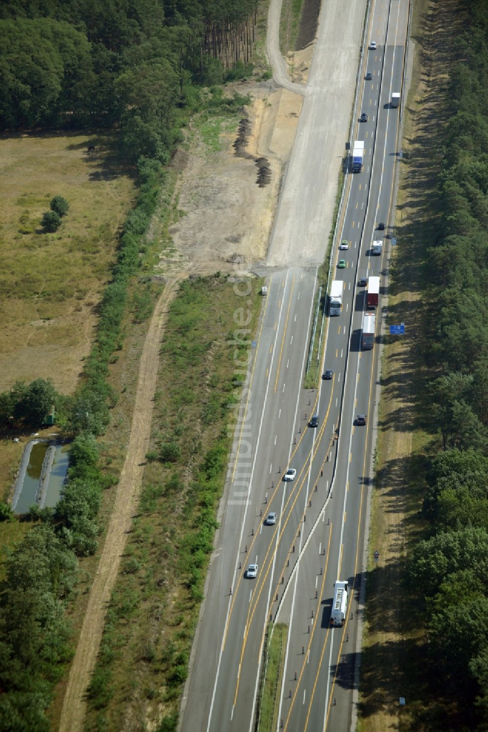 Luftaufnahme Neu Waltersdorf - Autobahn- Ausbau und Spur- Verbreiterung im Streckenverlauf der BAB A12 E30 in Neu Waltersdorf im Bundesland Brandenburg