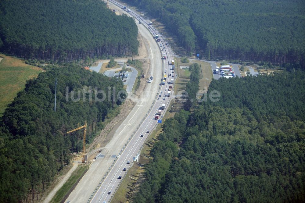 Neu Waltersdorf aus der Vogelperspektive: Autobahn- Ausbau und Spur- Verbreiterung im Streckenverlauf der BAB A12 E30 in Neu Waltersdorf im Bundesland Brandenburg