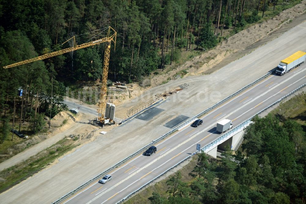 Luftaufnahme Neu Waltersdorf - Autobahn- Ausbau und Spur- Verbreiterung im Streckenverlauf der BAB A12 E30 in Neu Waltersdorf im Bundesland Brandenburg