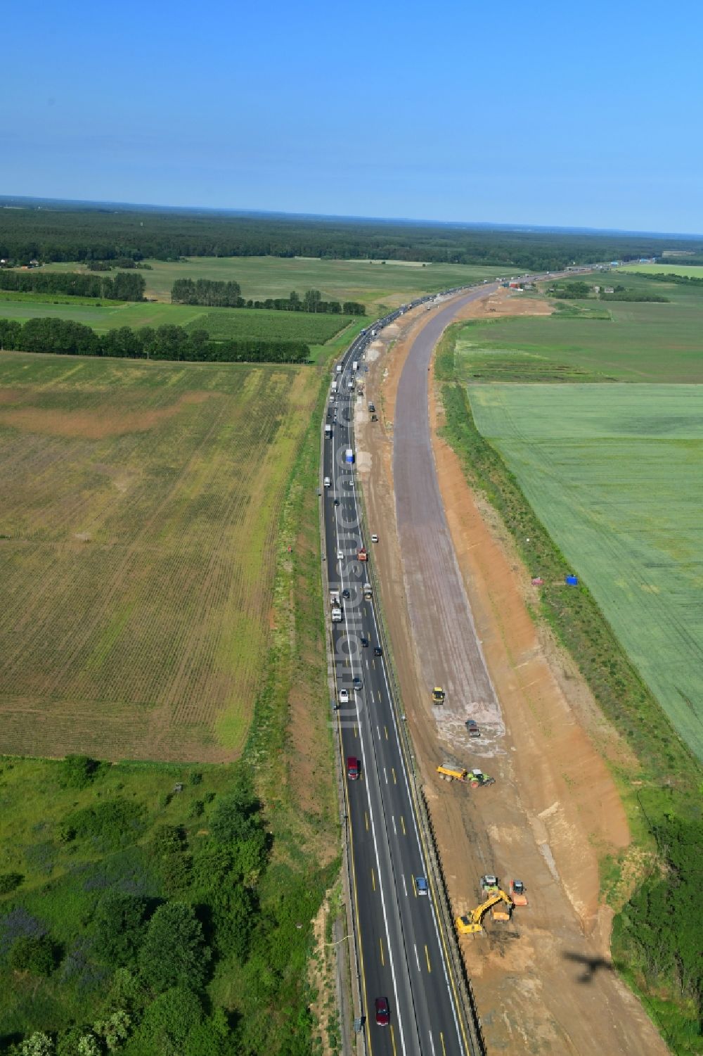 Oberkrämer aus der Vogelperspektive: Autobahn- Ausbau und Spur- Verbreiterung im Streckenverlauf der BAB A10 in Oberkrämer im Bundesland Brandenburg, Deutschland