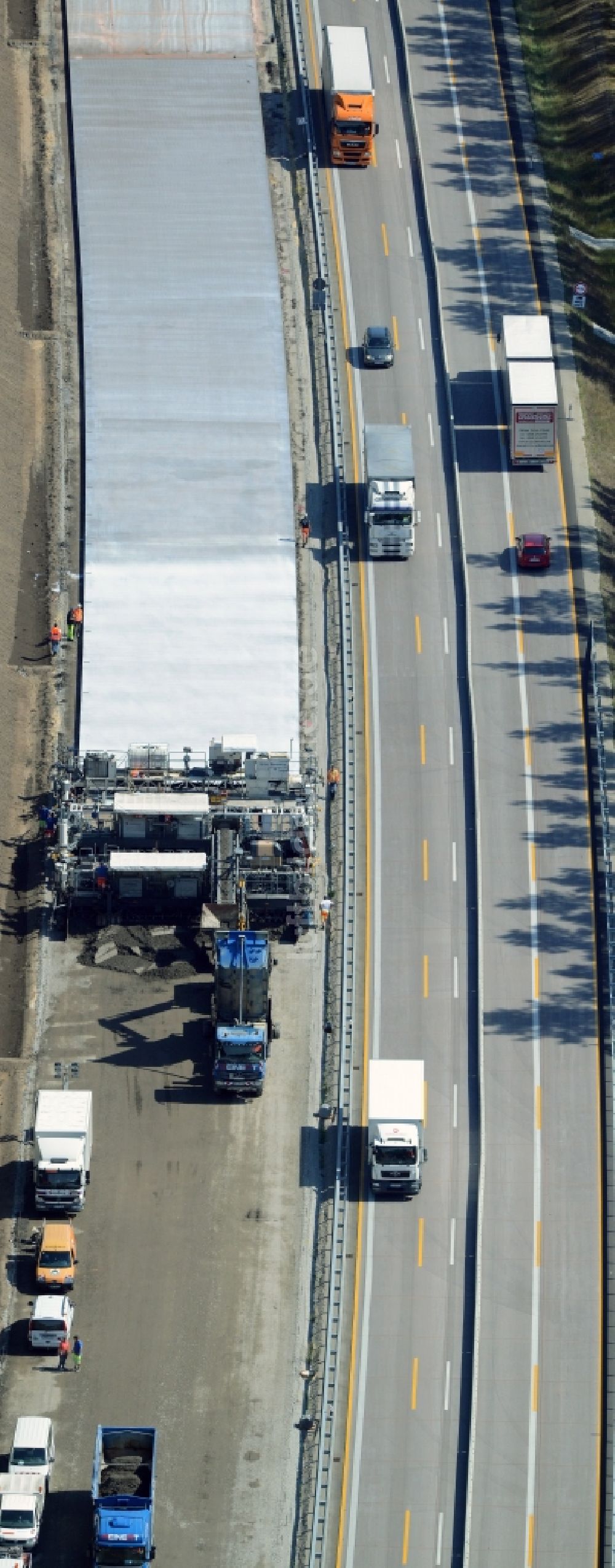 Luftaufnahme Spreenhagen - Autobahn- Ausbau und Spur- Verbreiterung im Streckenverlauf der BAB A12 E30 unter Einsatz eines Betonfertigers der Firma eurovia infra in Spreenhagen im Bundesland Brandenburg