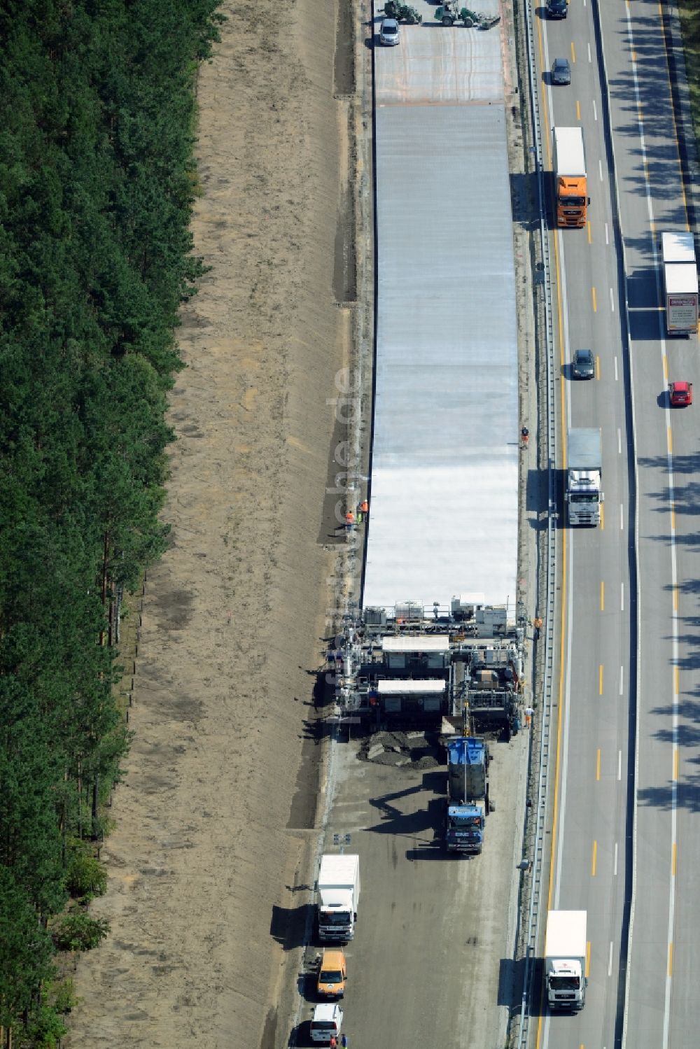 Spreenhagen von oben - Autobahn- Ausbau und Spur- Verbreiterung im Streckenverlauf der BAB A12 E30 unter Einsatz eines Betonfertigers der Firma eurovia infra in Spreenhagen im Bundesland Brandenburg