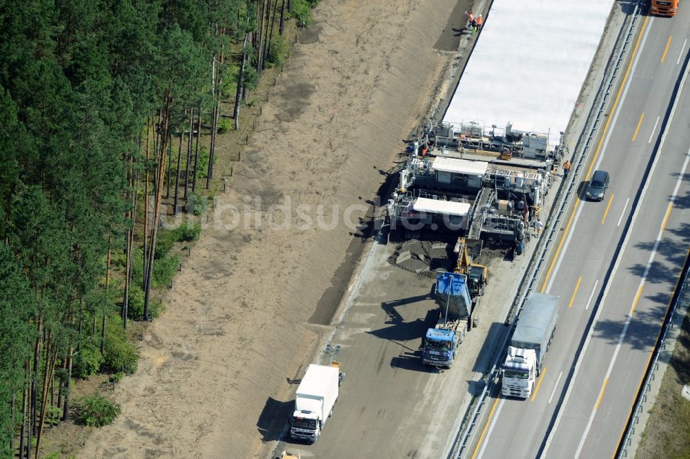 Luftbild Spreenhagen - Autobahn- Ausbau und Spur- Verbreiterung im Streckenverlauf der BAB A12 E30 unter Einsatz eines Betonfertigers der Firma eurovia infra in Spreenhagen im Bundesland Brandenburg