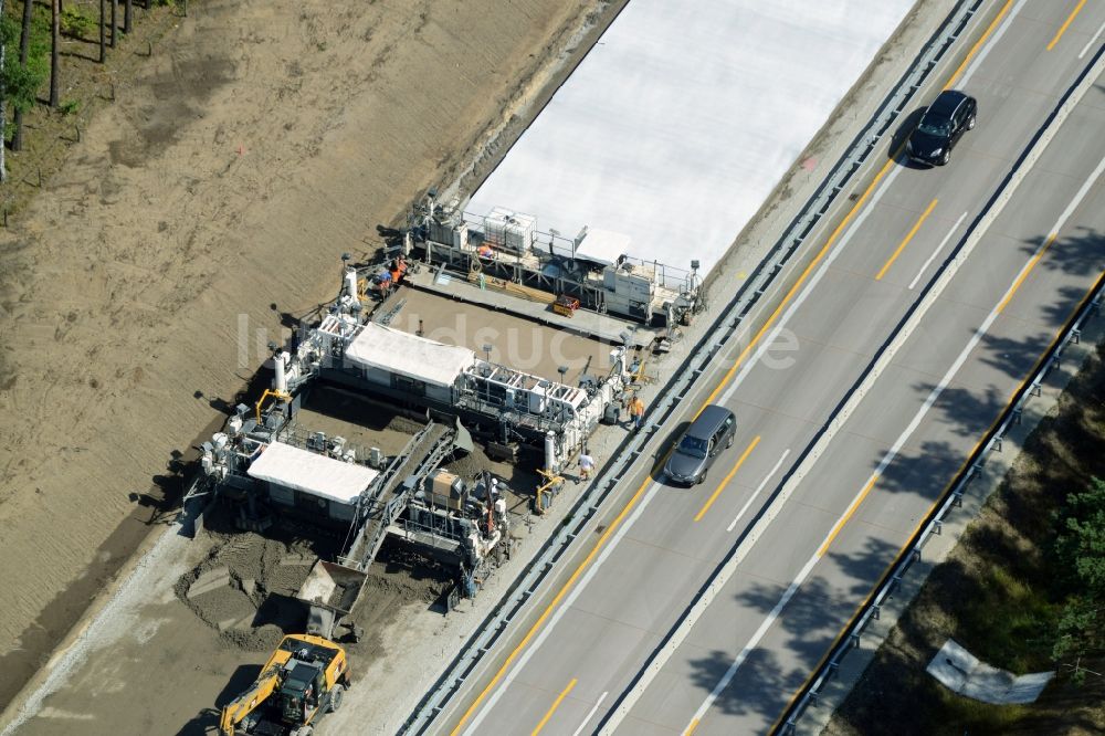 Luftbild Spreenhagen - Autobahn- Ausbau und Spur- Verbreiterung im Streckenverlauf der BAB A12 E30 unter Einsatz eines Betonfertigers der Firma eurovia infra in Spreenhagen im Bundesland Brandenburg