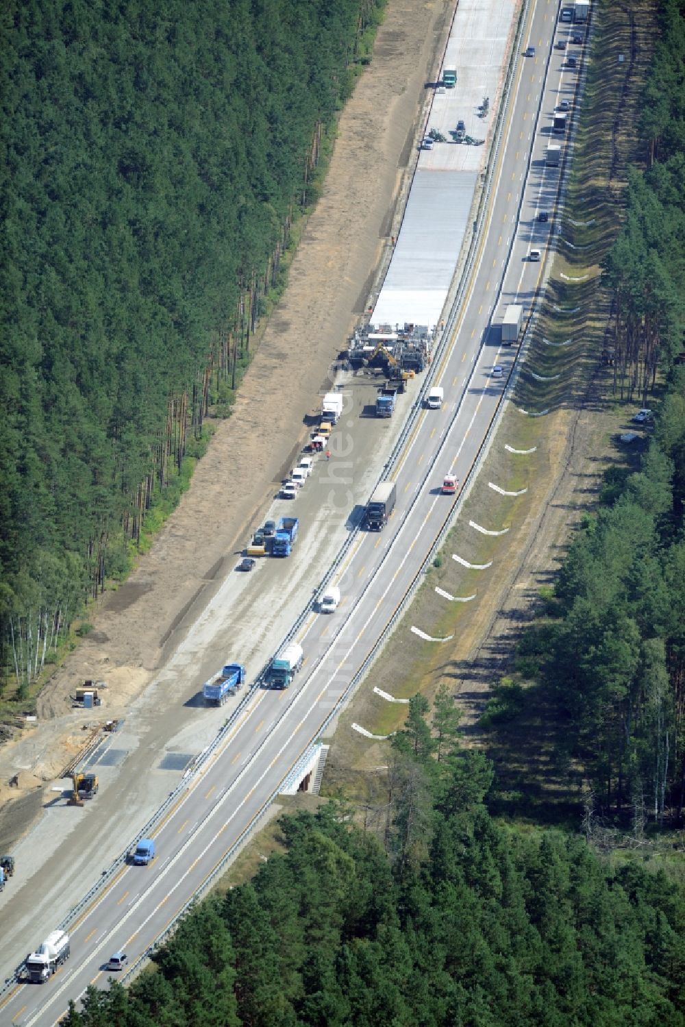 Luftaufnahme Spreenhagen - Autobahn- Ausbau und Spur- Verbreiterung im Streckenverlauf der BAB A12 E30 unter Einsatz eines Betonfertigers der Firma eurovia infra in Spreenhagen im Bundesland Brandenburg