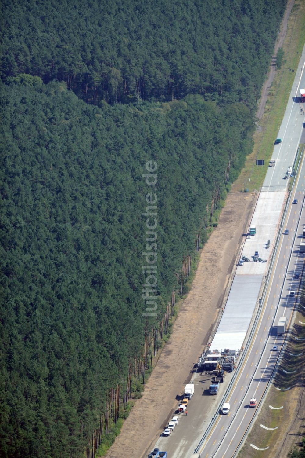 Spreenhagen von oben - Autobahn- Ausbau und Spur- Verbreiterung im Streckenverlauf der BAB A12 E30 unter Einsatz eines Betonfertigers der Firma eurovia infra in Spreenhagen im Bundesland Brandenburg