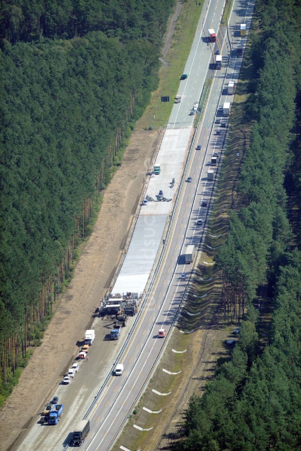 Spreenhagen aus der Vogelperspektive: Autobahn- Ausbau und Spur- Verbreiterung im Streckenverlauf der BAB A12 E30 unter Einsatz eines Betonfertigers der Firma eurovia infra in Spreenhagen im Bundesland Brandenburg