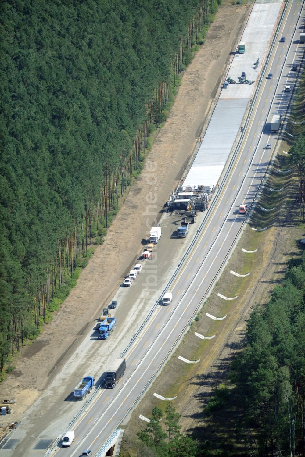 Luftbild Spreenhagen - Autobahn- Ausbau und Spur- Verbreiterung im Streckenverlauf der BAB A12 E30 unter Einsatz eines Betonfertigers der Firma eurovia infra in Spreenhagen im Bundesland Brandenburg