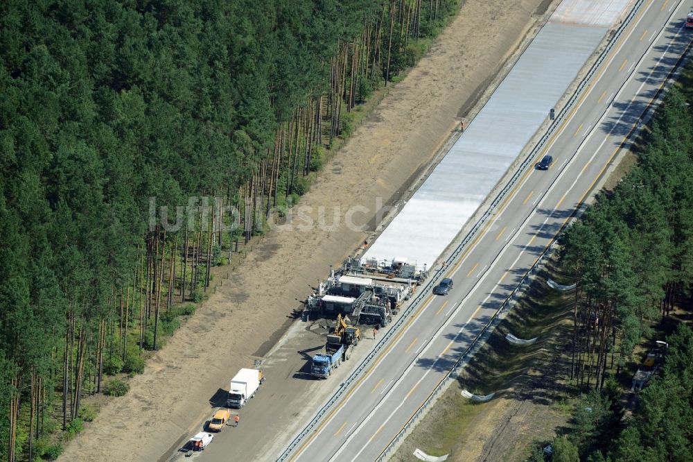 Luftaufnahme Spreenhagen - Autobahn- Ausbau und Spur- Verbreiterung im Streckenverlauf der BAB A12 E30 unter Einsatz eines Betonfertigers der Firma eurovia infra in Spreenhagen im Bundesland Brandenburg