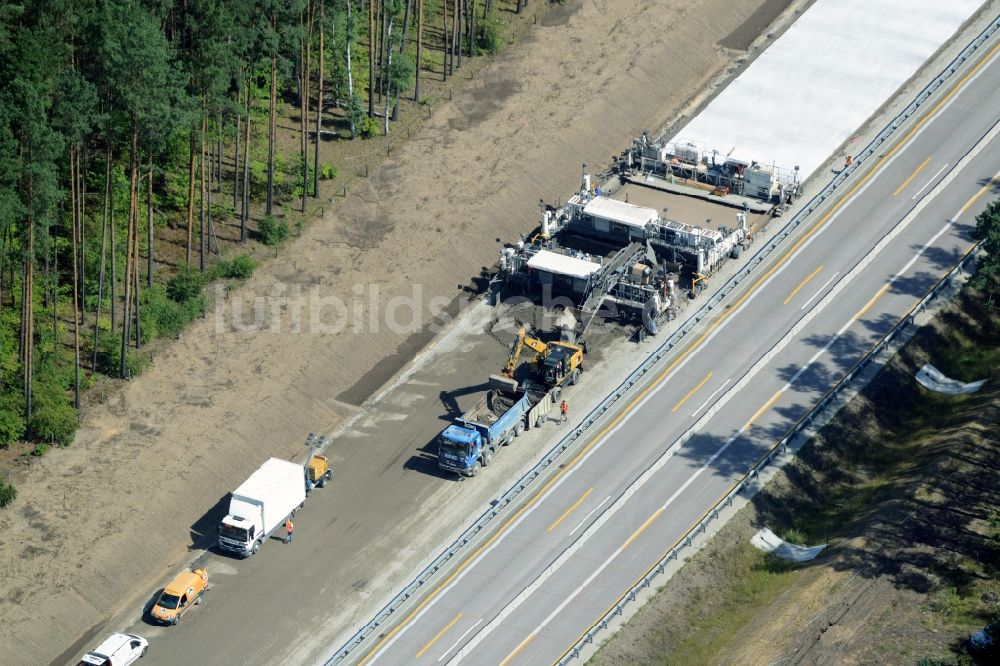 Spreenhagen von oben - Autobahn- Ausbau und Spur- Verbreiterung im Streckenverlauf der BAB A12 E30 unter Einsatz eines Betonfertigers der Firma eurovia infra in Spreenhagen im Bundesland Brandenburg