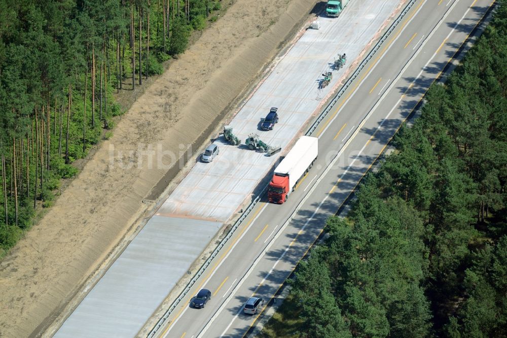 Spreenhagen aus der Vogelperspektive: Autobahn- Ausbau und Spur- Verbreiterung im Streckenverlauf der BAB A12 E30 unter Einsatz eines Betonfertigers der Firma eurovia infra in Spreenhagen im Bundesland Brandenburg